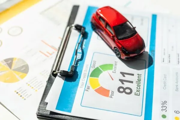Toy car on a credit score report with the dial pointing to 811, Excellent